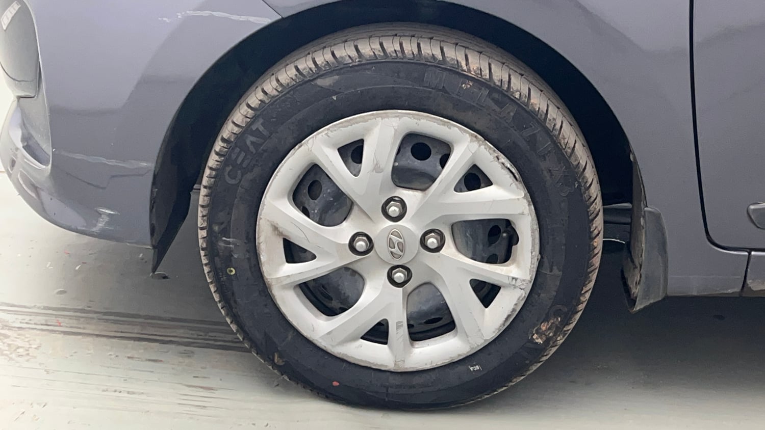 Used 2018 Hyundai Grand i10 Magna 1.2 Kappa VTVT Petrol Manual tyres LEFT FRONT TYRE RIM VIEW