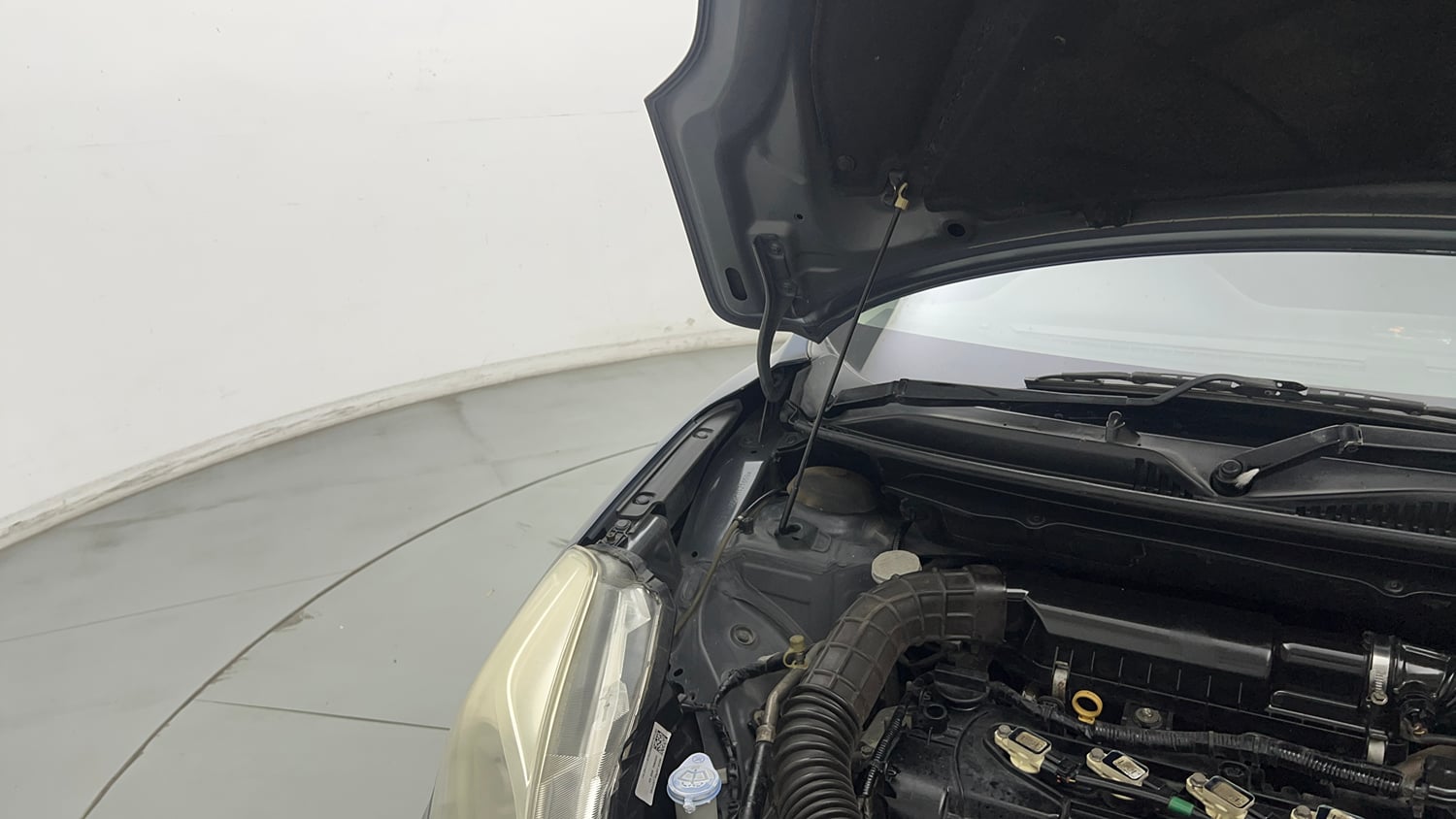 Used 2016 Maruti Suzuki Baleno Delta 1.2 Petrol Manual engine ENGINE RIGHT SIDE HINGE & APRON VIEW
