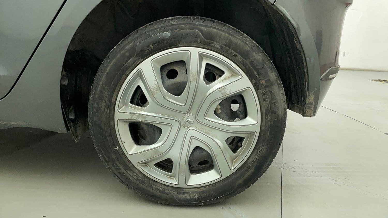 Used 2022 Tata Altroz XM Plus Petrol Petrol Manual tyres LEFT REAR TYRE RIM VIEW