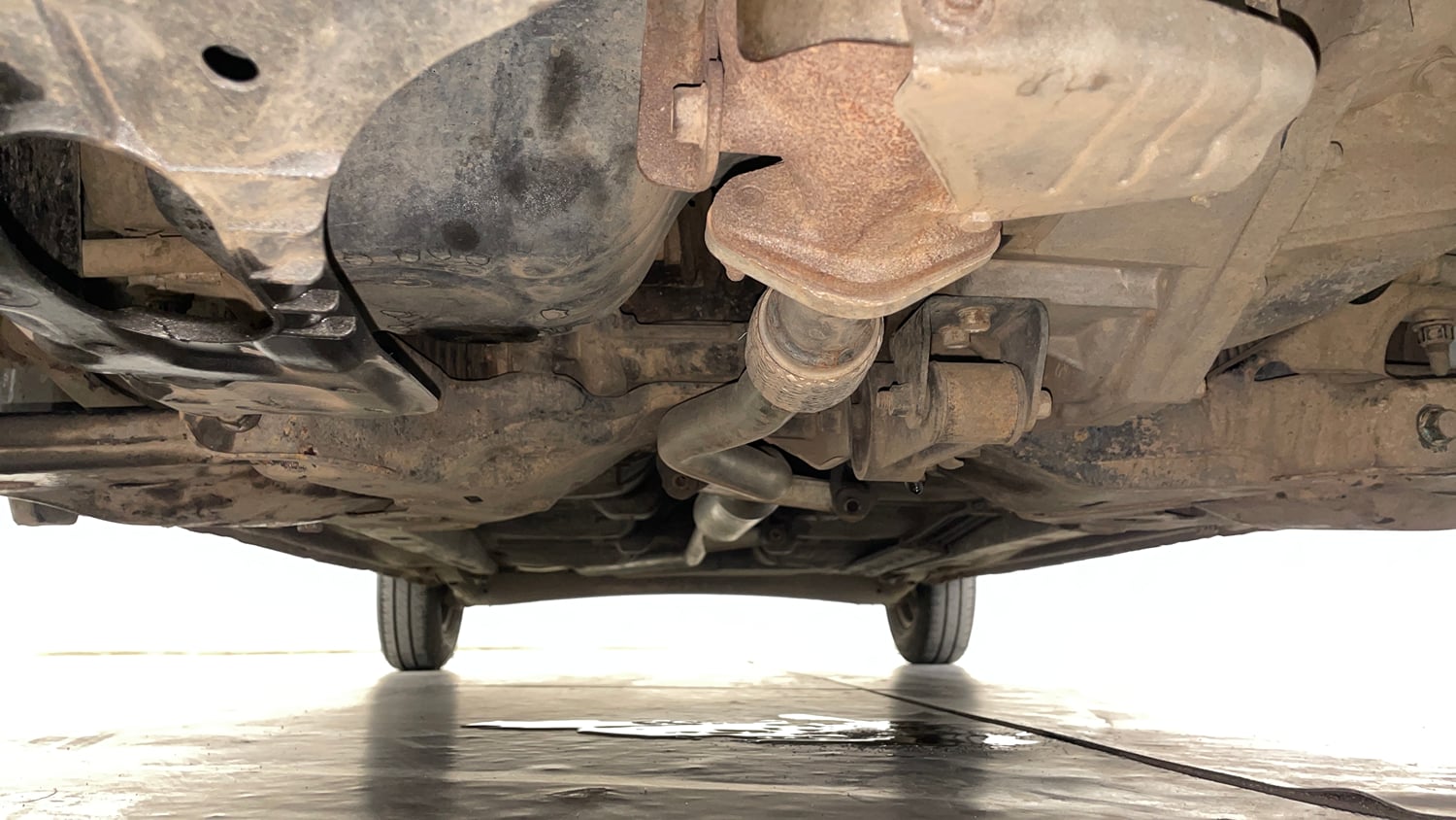 Used 2014 Hyundai i10 Sportz 1.1 iRDE2 Petrol Manual extra FRONT LEFT UNDERBODY VIEW