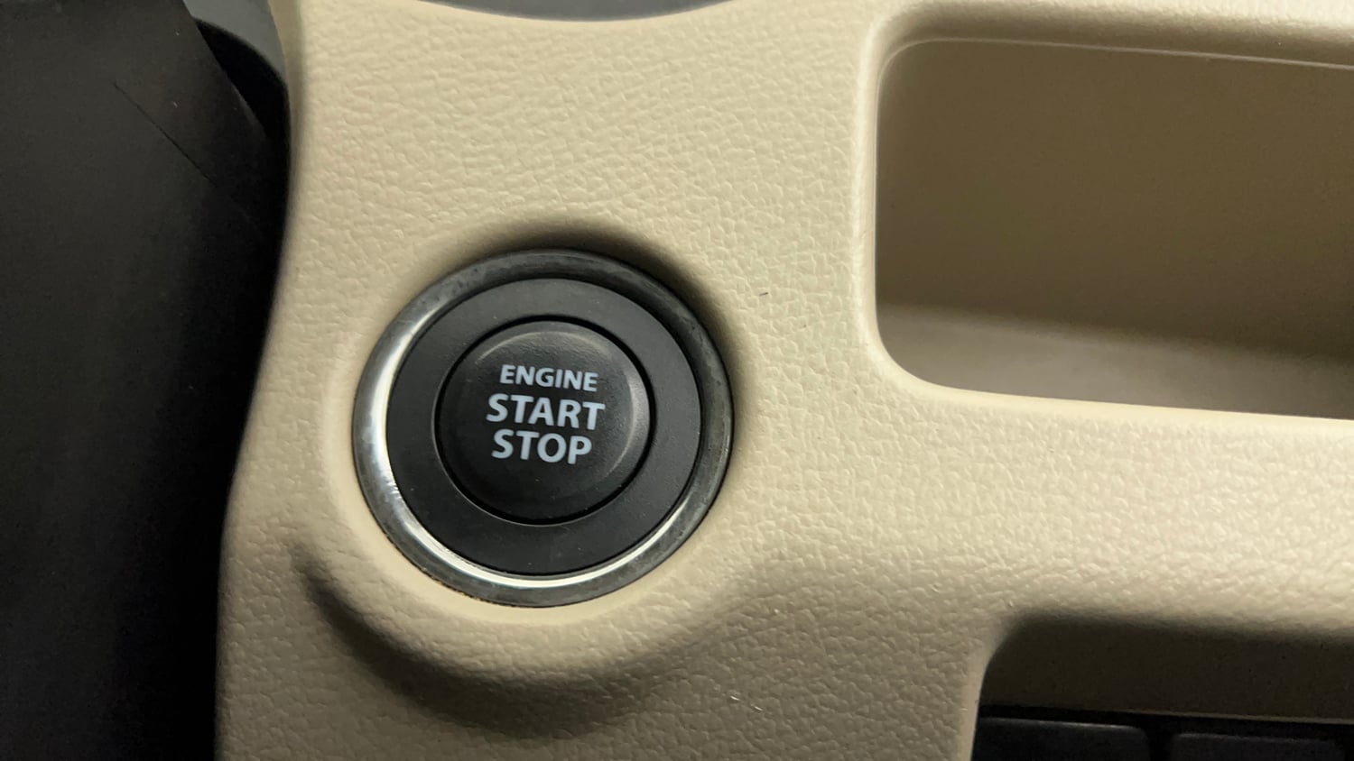 Used 2016 Maruti Suzuki Ciaz ZXi  AT Petrol Automatic top_features Keyless start