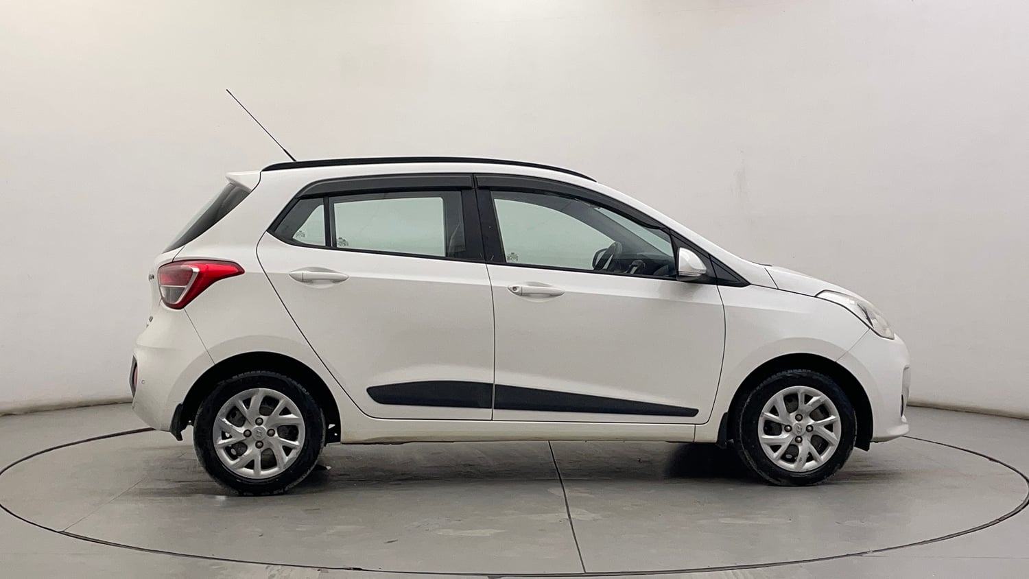 Used 2018 Hyundai Grand i10 Sportz (O) 1.2 Kappa VTVT Petrol Manual exterior RIGHT SIDE VIEW
