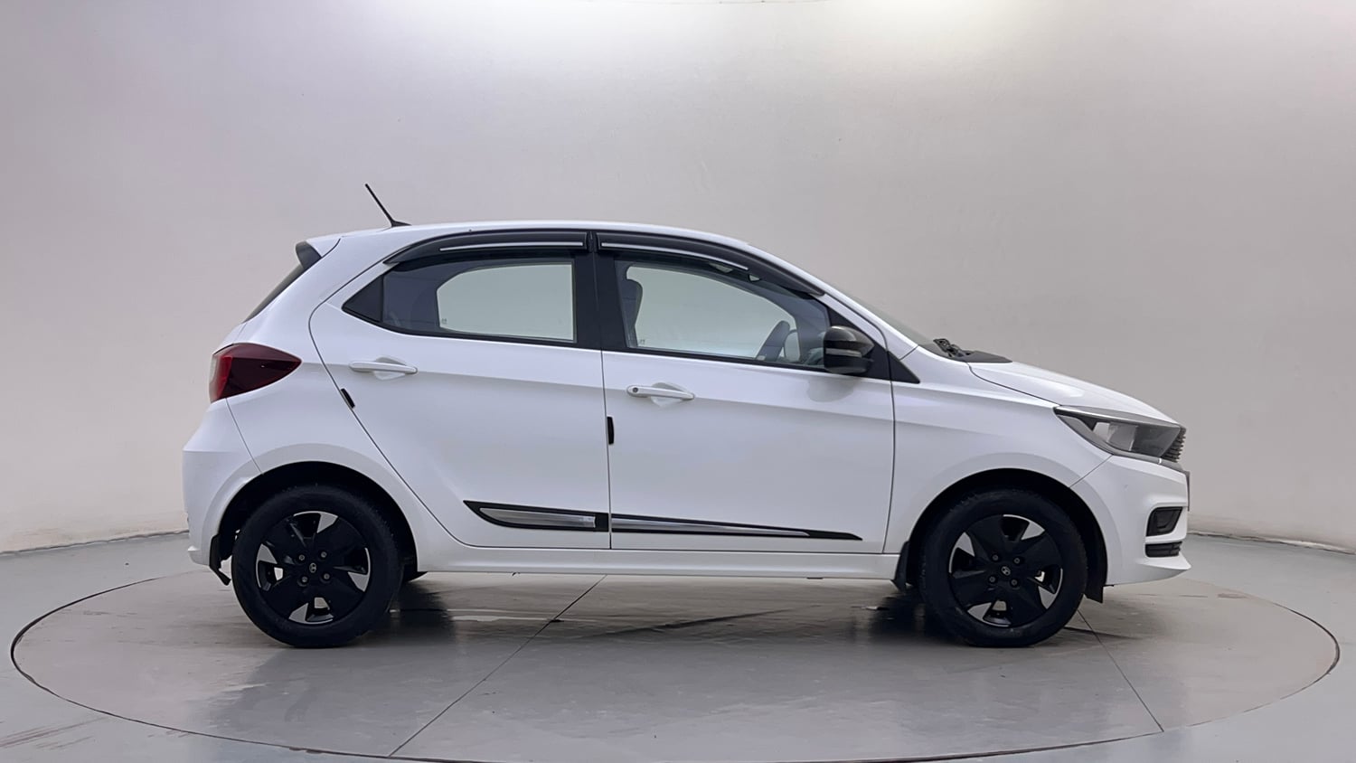 Used 2025 Tata Tiago XTA Petrol Automatic exterior RIGHT SIDE VIEW