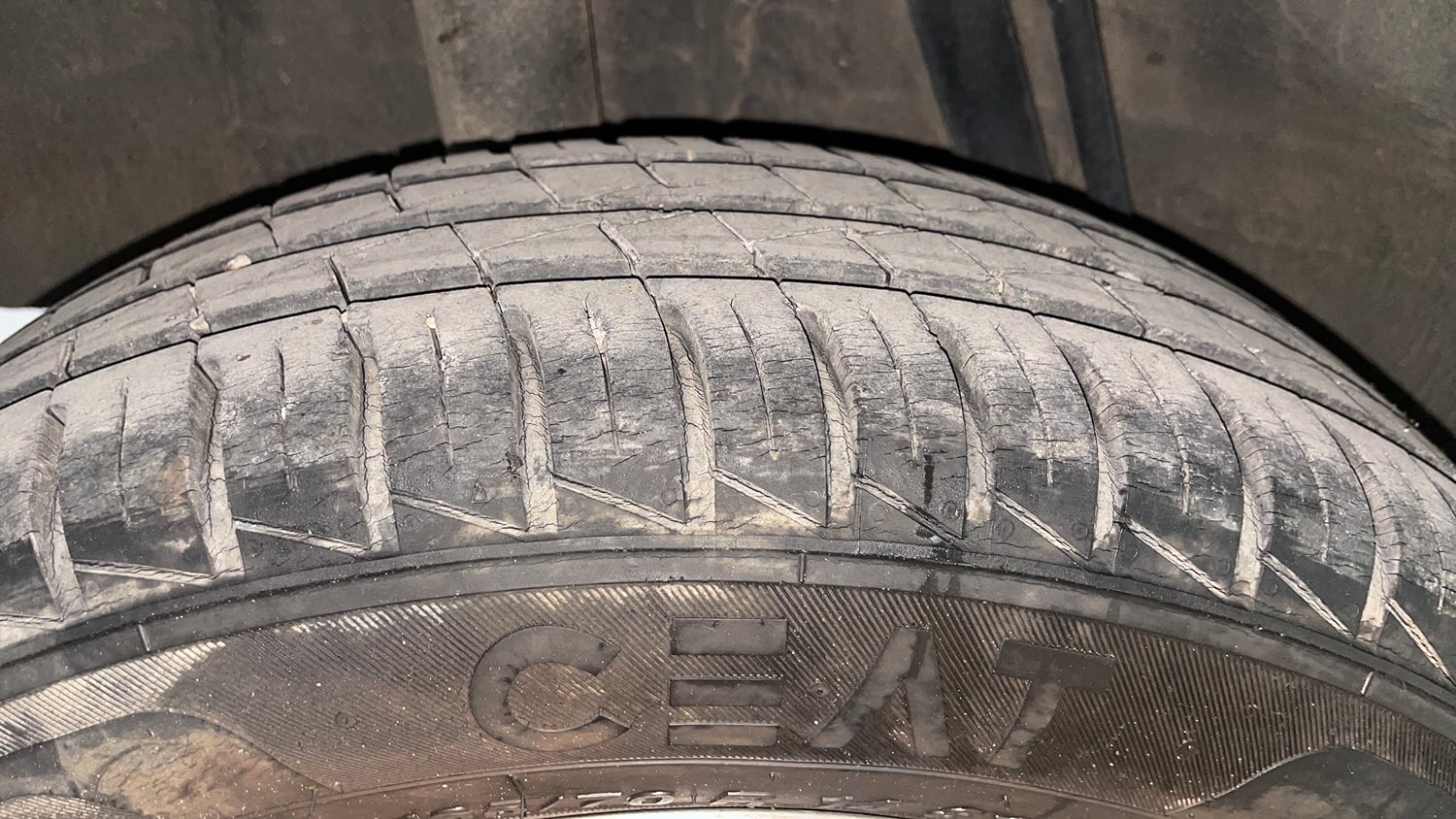 Used 2020 Renault Kwid 1.0 RXT AMT Opt Petrol Automatic tyres RIGHT REAR TYRE TREAD VIEW