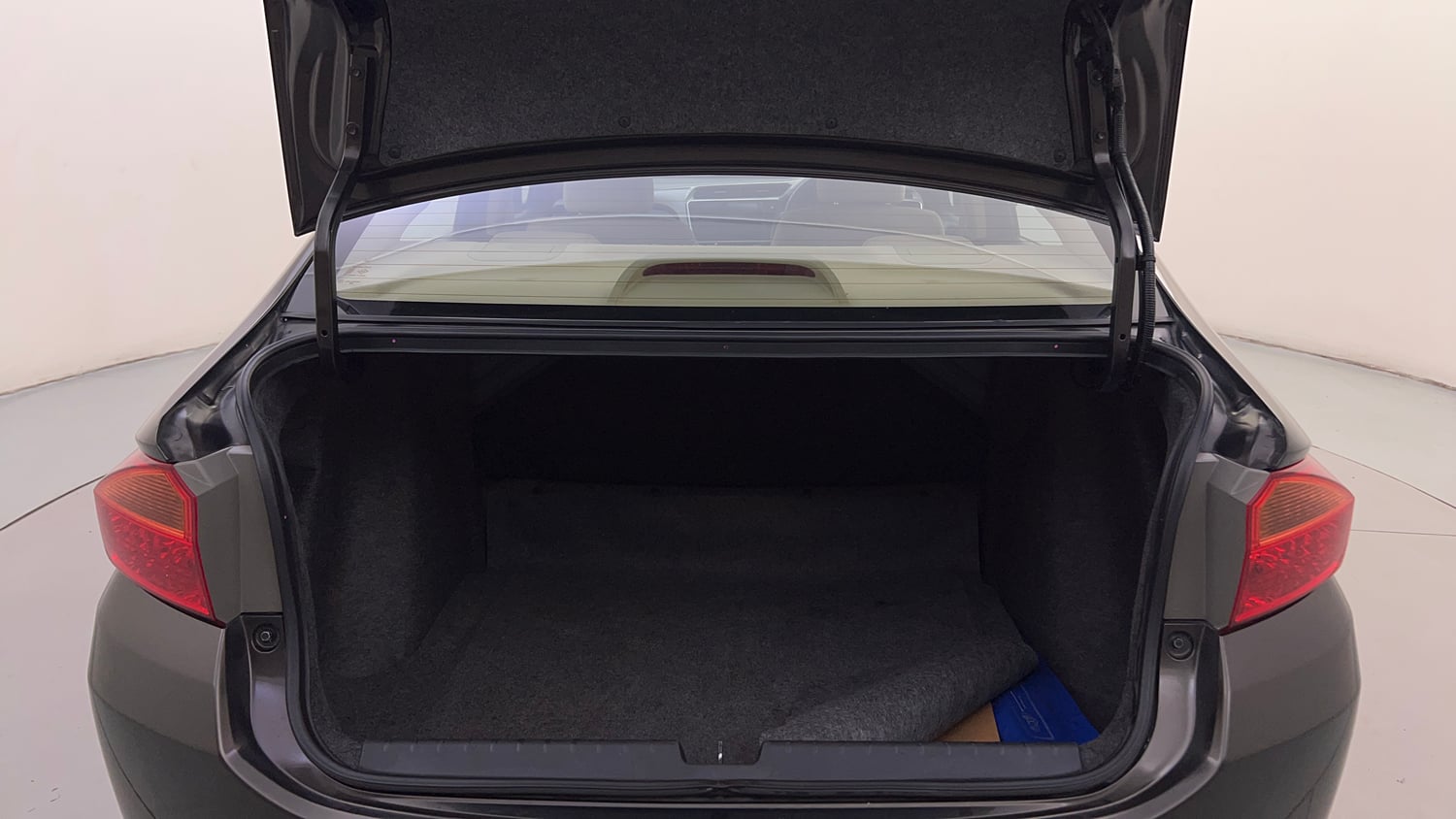 Used 2017 Honda City V Petrol Petrol Manual interior DICKY INSIDE VIEW
