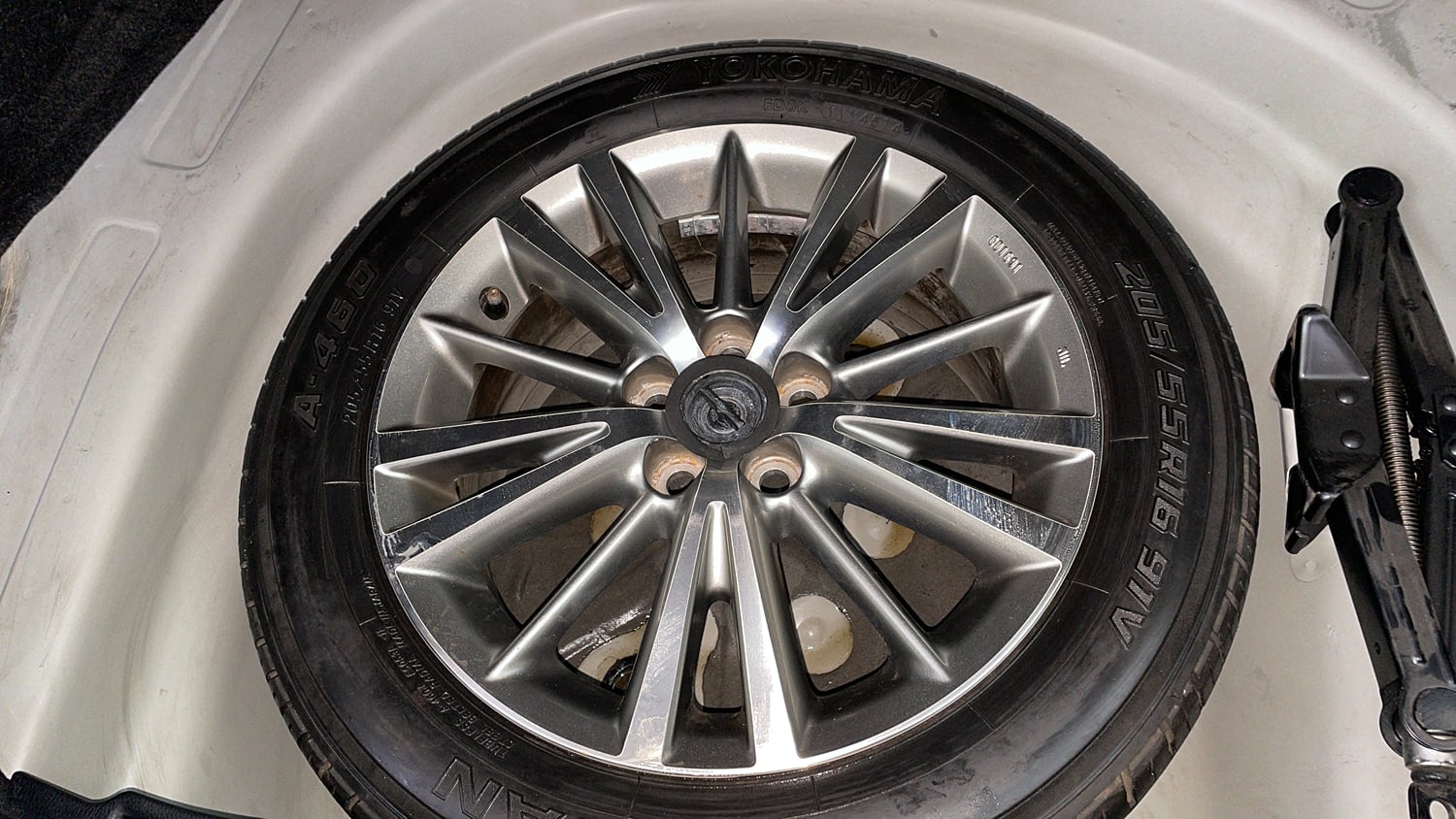 Used 2015 Toyota Corolla Altis VL AT Petrol Petrol Automatic tyres SPARE TYRE VIEW