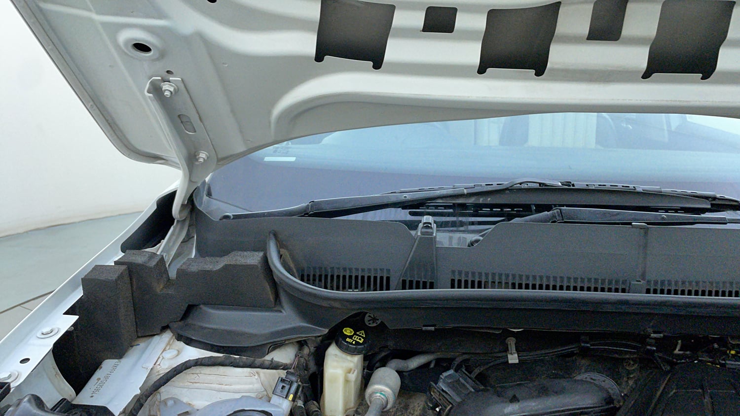 Used 2023 Skoda Kushaq Ambition 1.0L TSI MT Petrol Manual engine ENGINE RIGHT SIDE HINGE & APRON VIEW