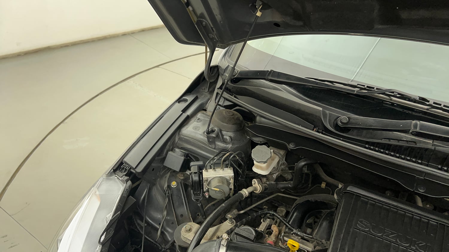 Used 2016 Maruti Suzuki Ciaz ZXi  AT Petrol Automatic engine ENGINE RIGHT SIDE HINGE & APRON VIEW