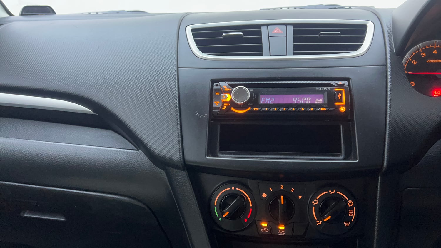Used 2014 Maruti Suzuki Swift VXi Petrol Manual interior MUSIC SYSTEM & AC CONTROL VIEW