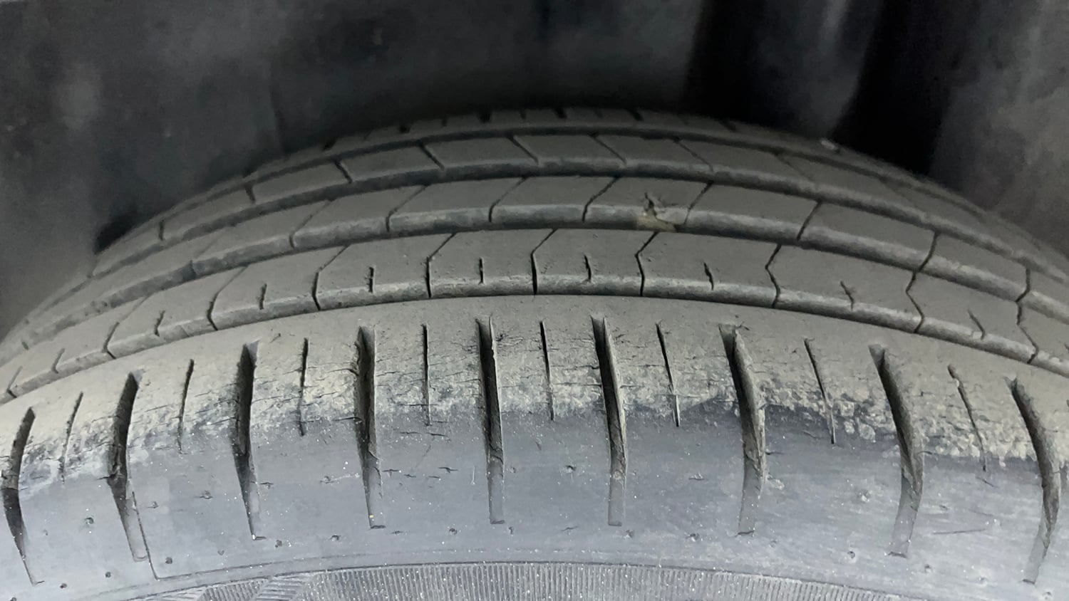 Used 2017 Maruti Suzuki Ciaz ZXI+ Petrol Manual tyres LEFT REAR TYRE TREAD VIEW