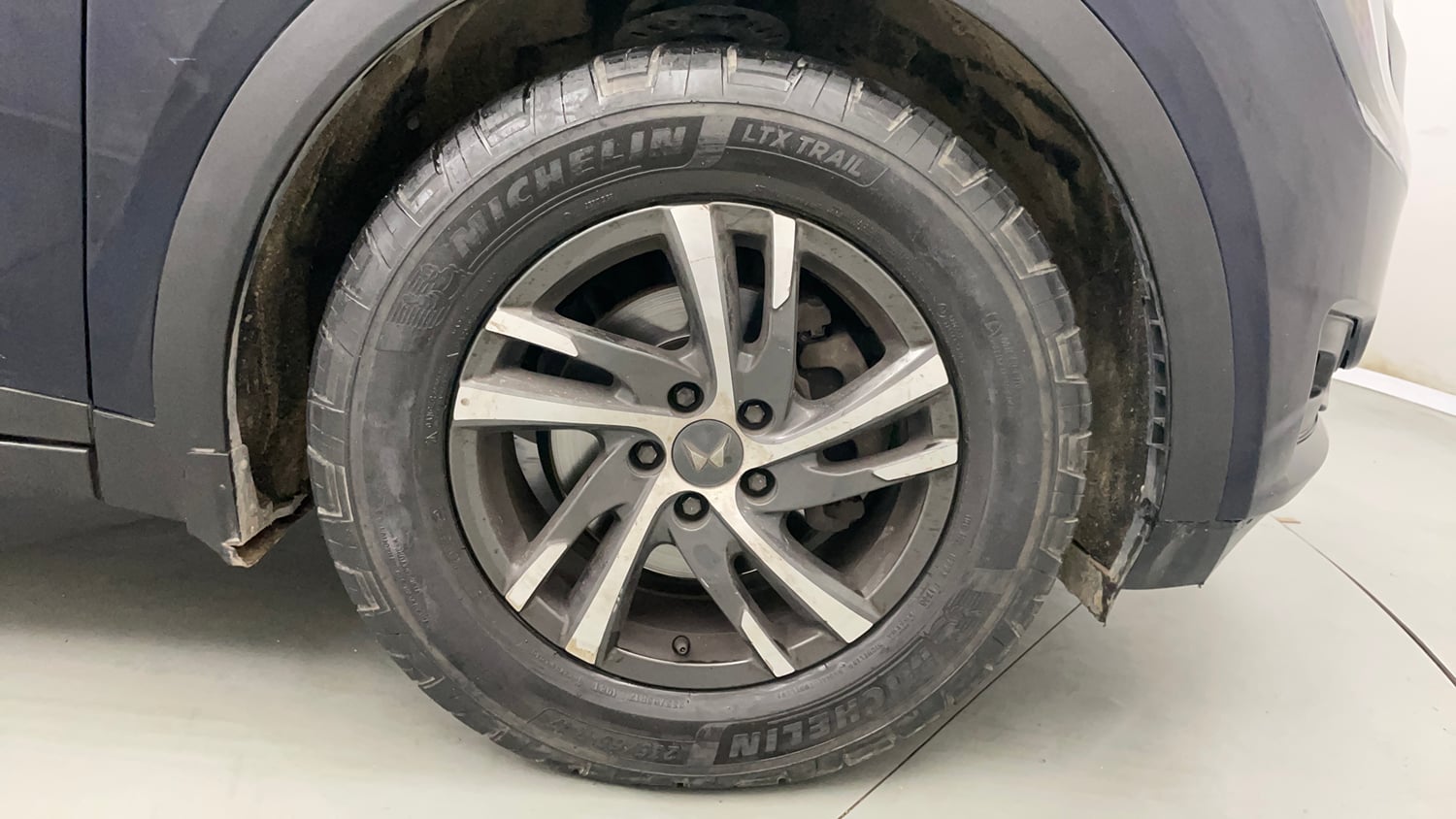 Used 2022 Mahindra XUV700 AX 5 Petrol AT 5 STR Petrol Automatic tyres RIGHT FRONT TYRE RIM VIEW