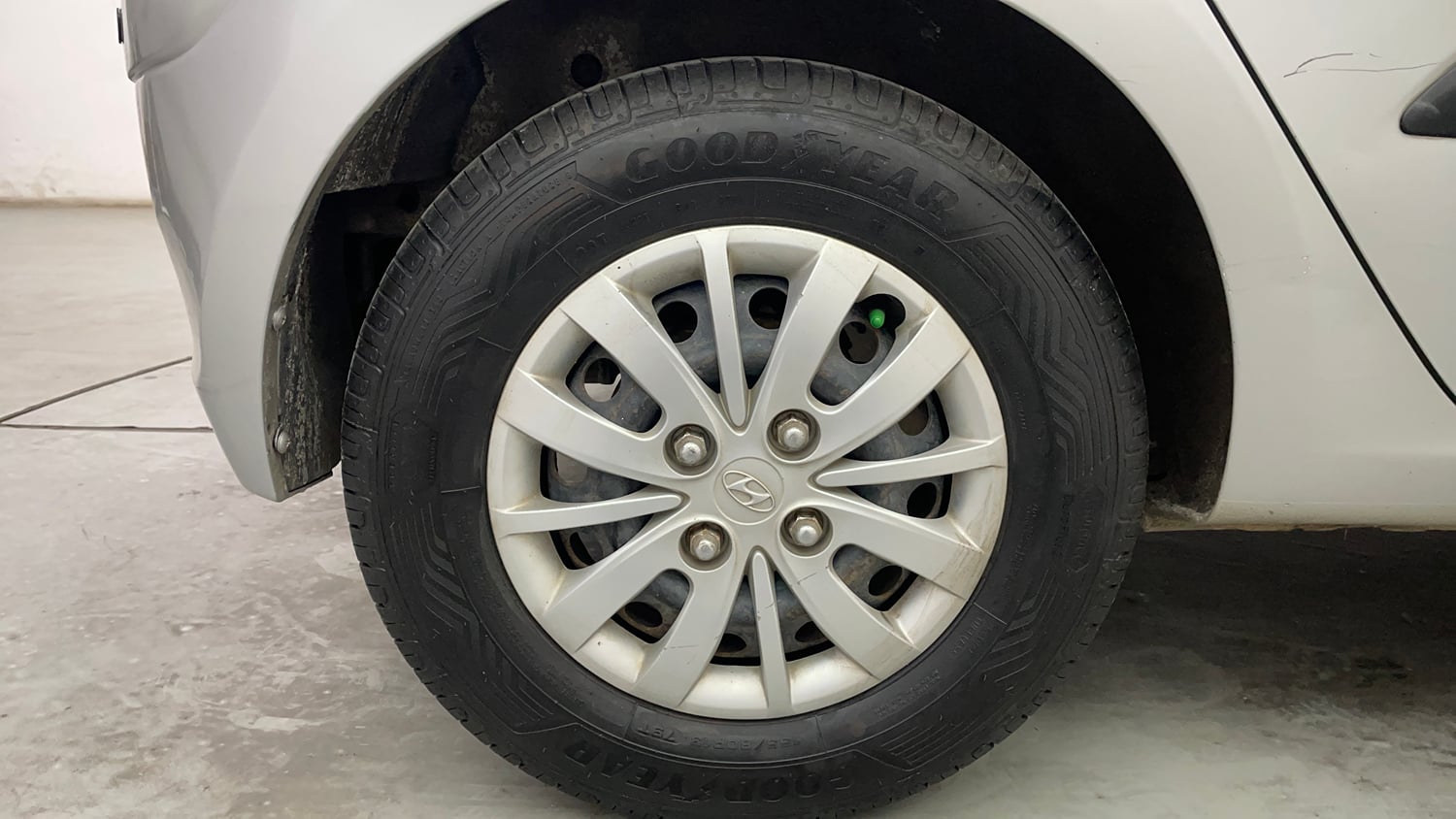 Used 2014 Hyundai i10 Sportz 1.1 iRDE2 Petrol Manual tyres RIGHT REAR TYRE RIM VIEW