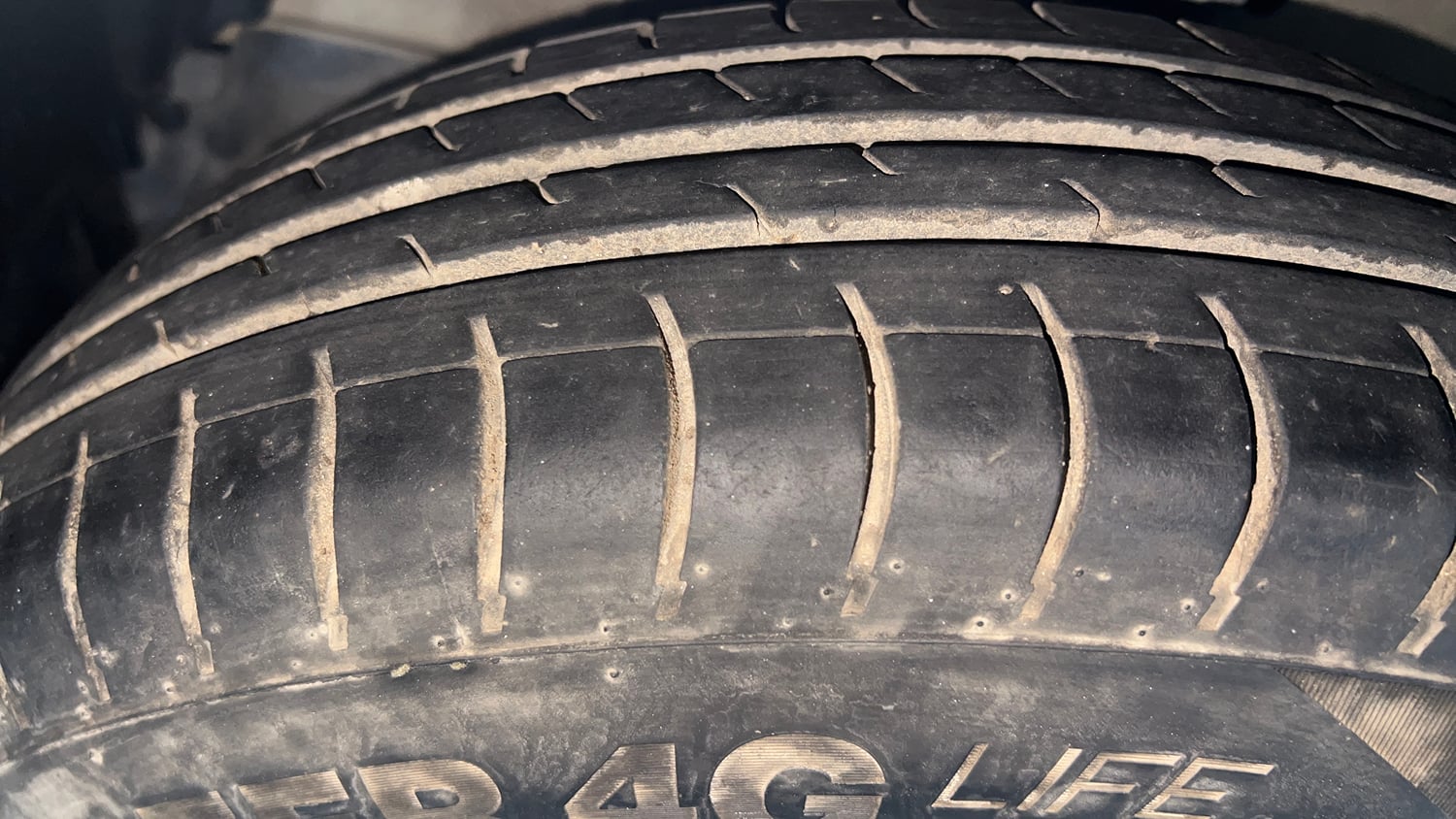 Used 2013 Maruti Suzuki Swift VXI CNG (Outside Fitted) Cng Manual tyres LEFT FRONT TYRE TREAD VIEW