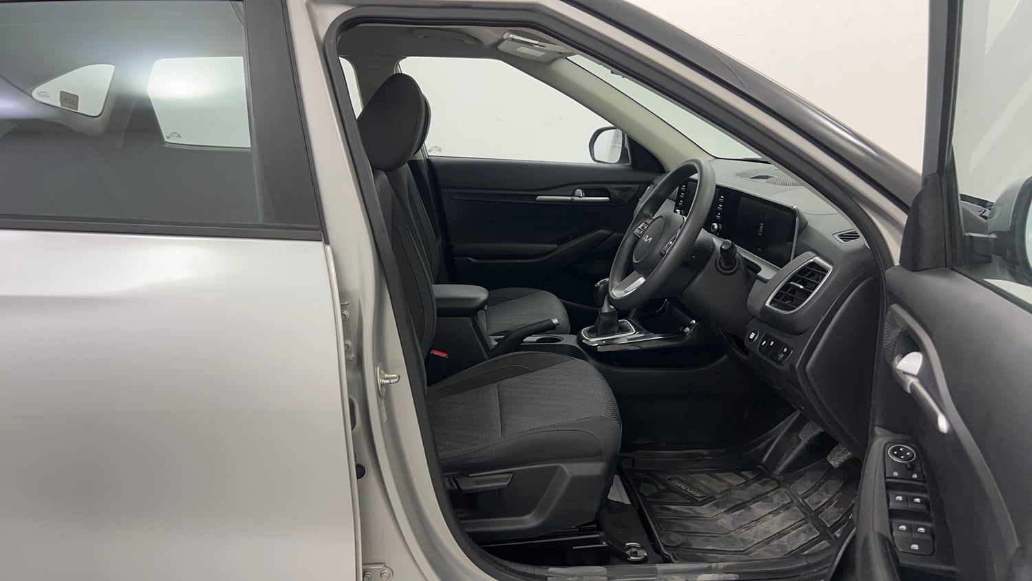 Used 2024 Kia Seltos HTK 1.5 Diesel MT Diesel Manual interior RIGHT SIDE FRONT DOOR CABIN VIEW