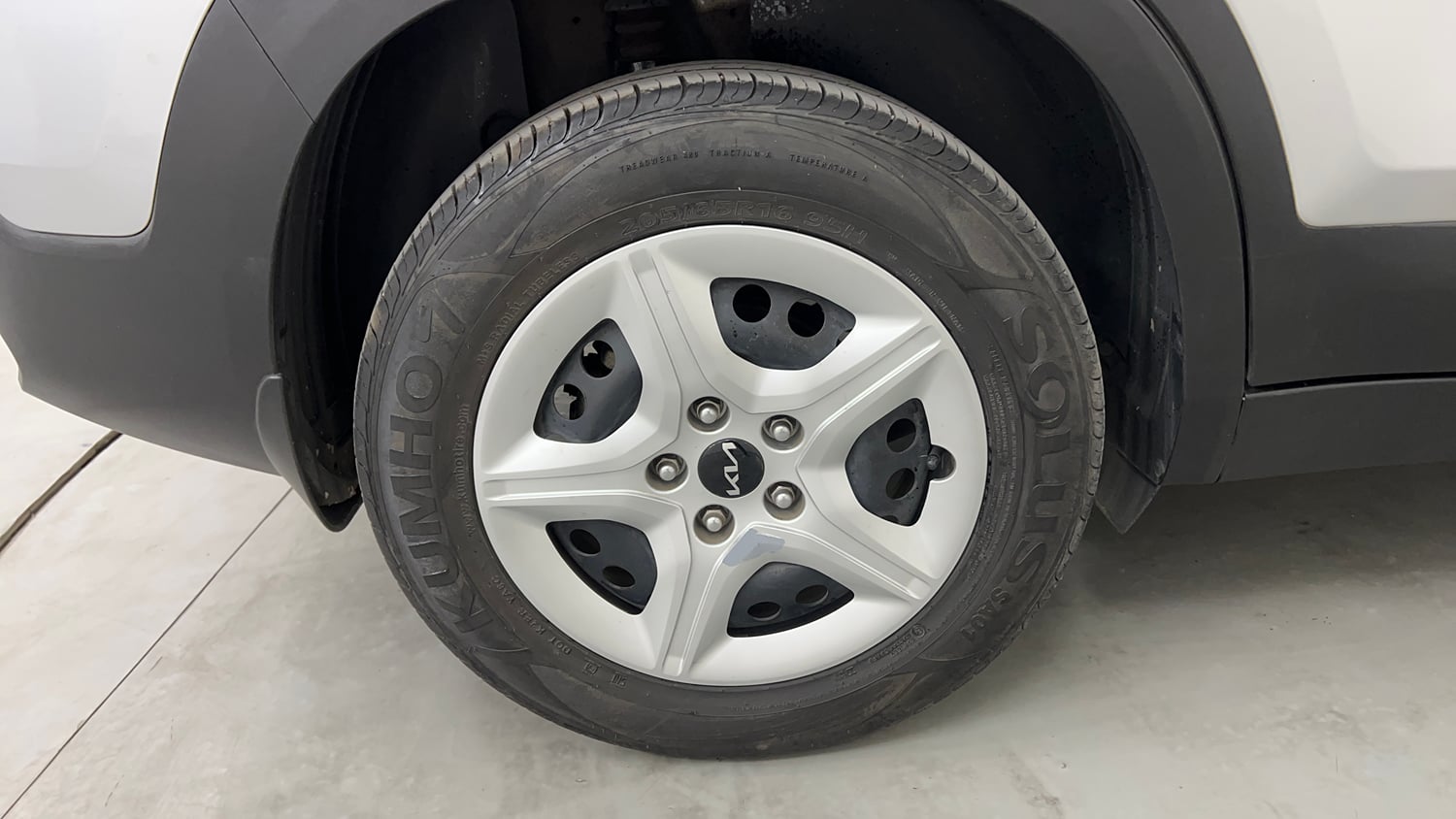 Used 2024 Kia Seltos HTK 1.5 Diesel MT Diesel Manual tyres RIGHT REAR TYRE RIM VIEW