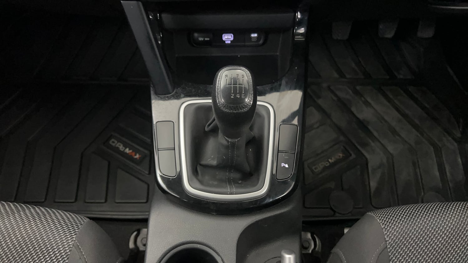 Used 2024 Kia Seltos HTK 1.5 Diesel MT Diesel Manual interior GEAR  KNOB VIEW