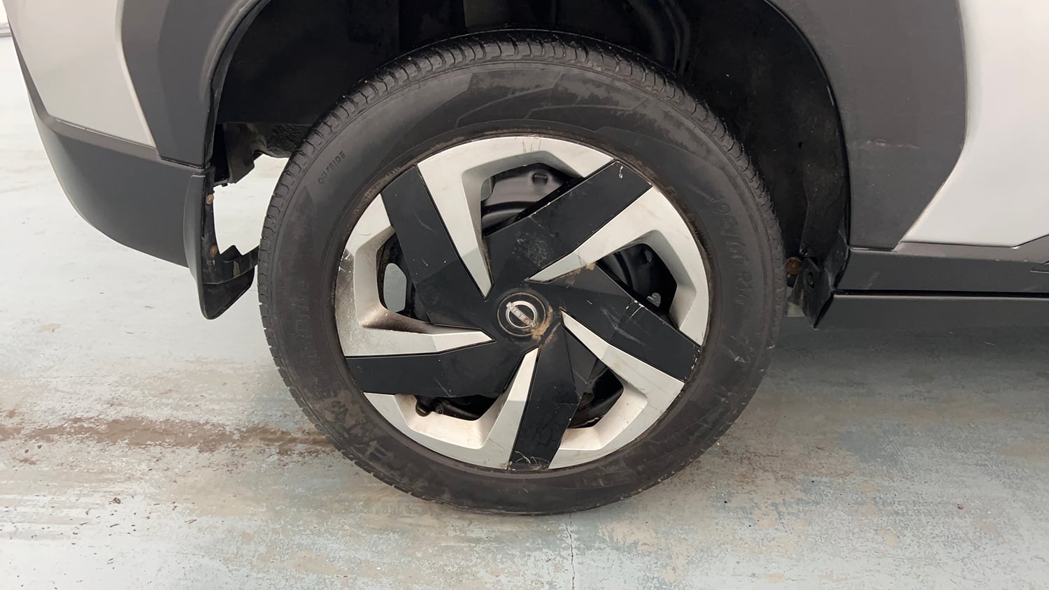 Used 2021 Nissan Magnite XL Petrol Manual tyres RIGHT REAR TYRE RIM VIEW