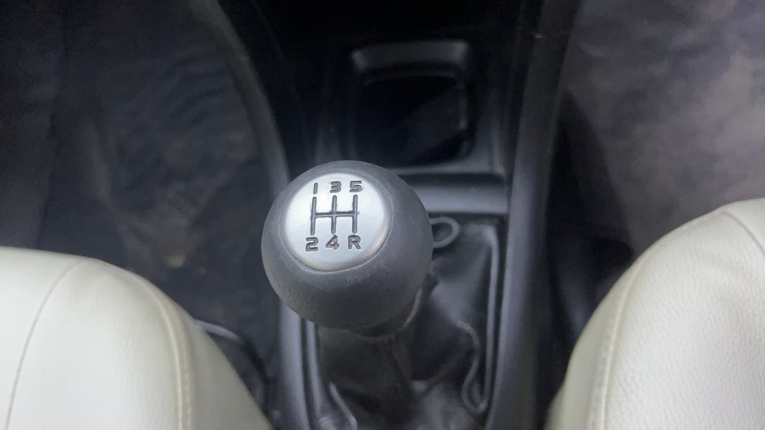 Used 2014 Maruti Suzuki Swift VXi Petrol Manual interior GEAR  KNOB VIEW