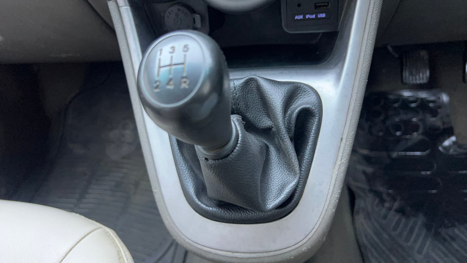 Used 2015 Hyundai i10 Sportz 1.1 iRDE2 Petrol Manual interior GEAR  KNOB VIEW