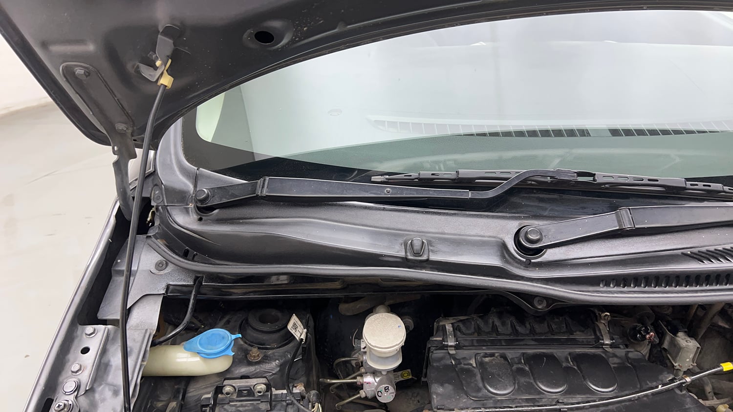 Used 2015 Maruti Suzuki Wagon R LXI CNG Cng Manual engine ENGINE RIGHT SIDE HINGE & APRON VIEW