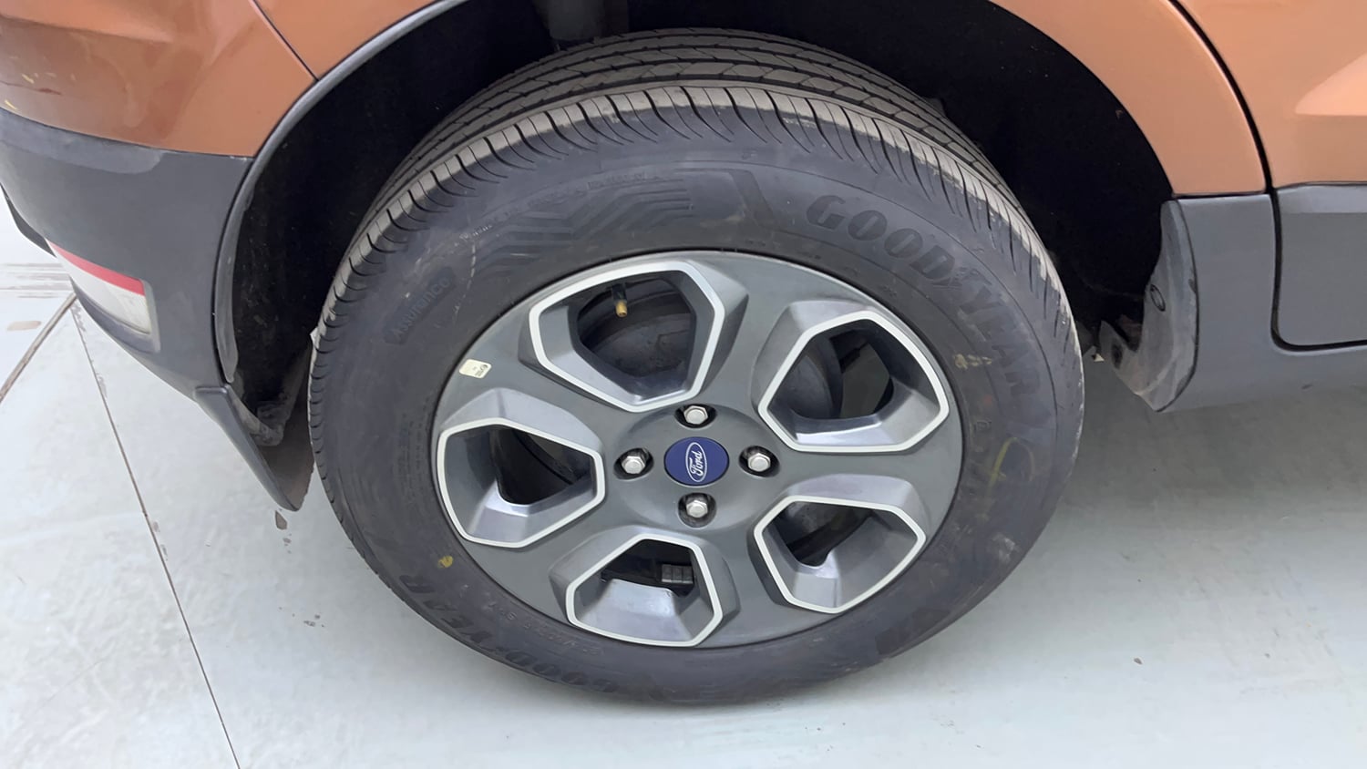 Used 2020 Ford EcoSport S MT 1.5 TDCi Diesel Manual tyres RIGHT REAR TYRE RIM VIEW