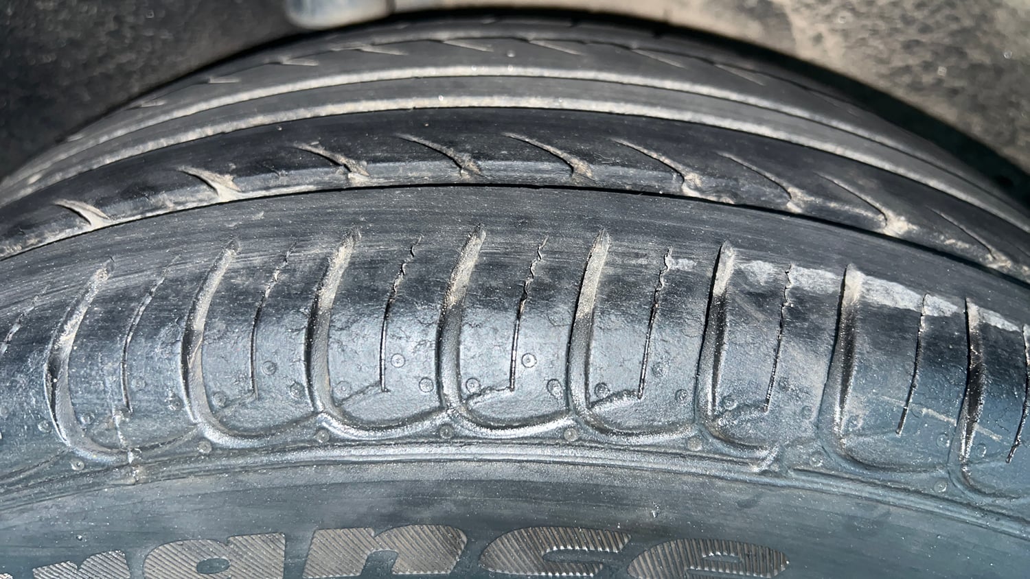 Used 2018 Ford EcoSport Titanium 1.5L Ti-VCT Petrol Manual tyres RIGHT REAR TYRE TREAD VIEW