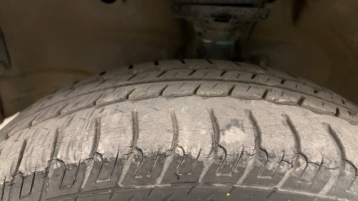 Used 2014 Maruti Suzuki Wagon R VXI Petrol Manual tyres LEFT FRONT TYRE TREAD VIEW