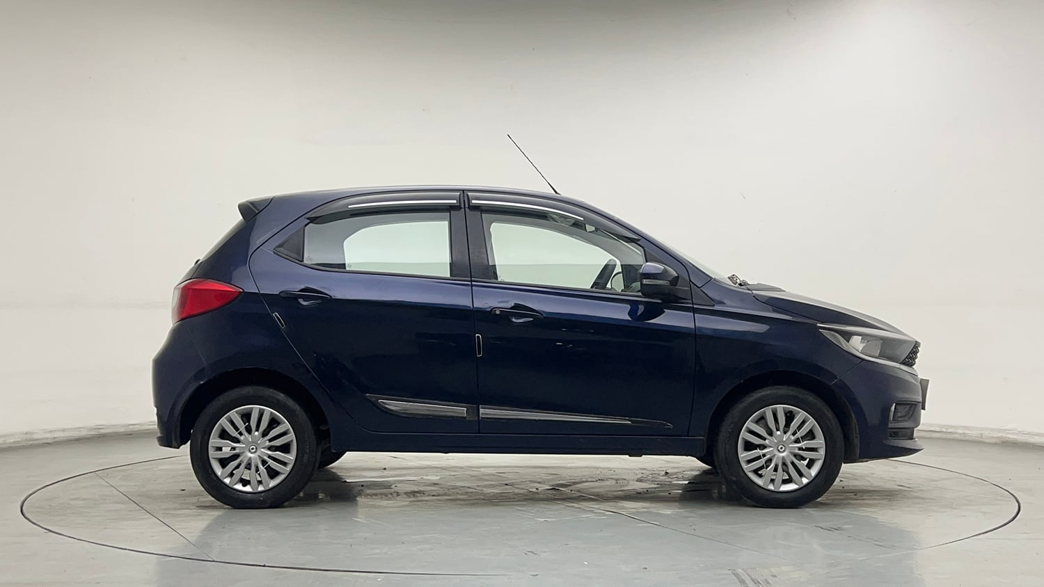 Used 2021 Tata Tiago XZ CNG( Outside Fitted ) Cng Manual exterior RIGHT SIDE VIEW