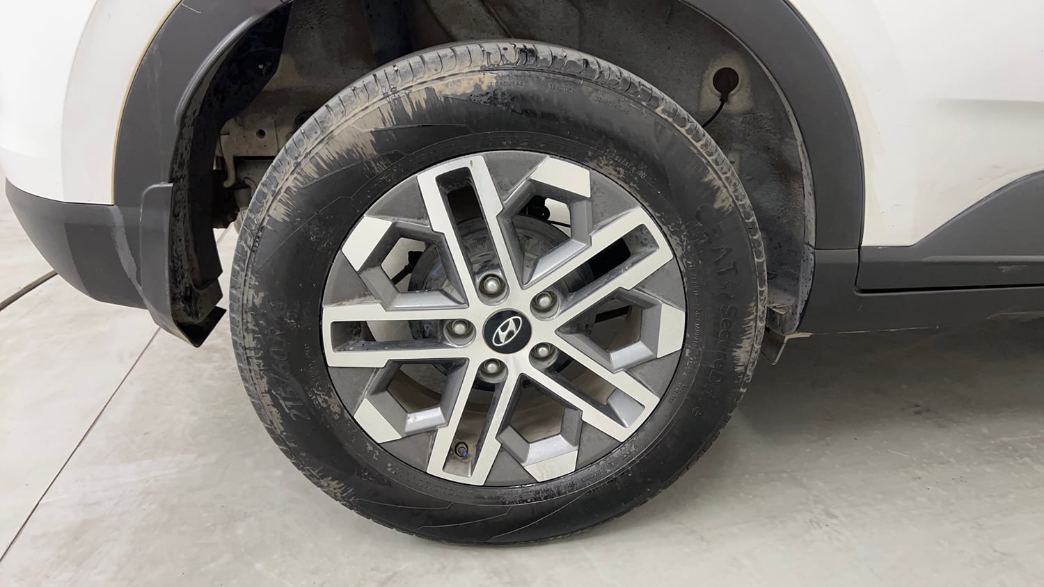 Used 2024 Hyundai Venue SX (O) 1.0 Turbo DCT Petrol Automatic tyres RIGHT REAR TYRE RIM VIEW