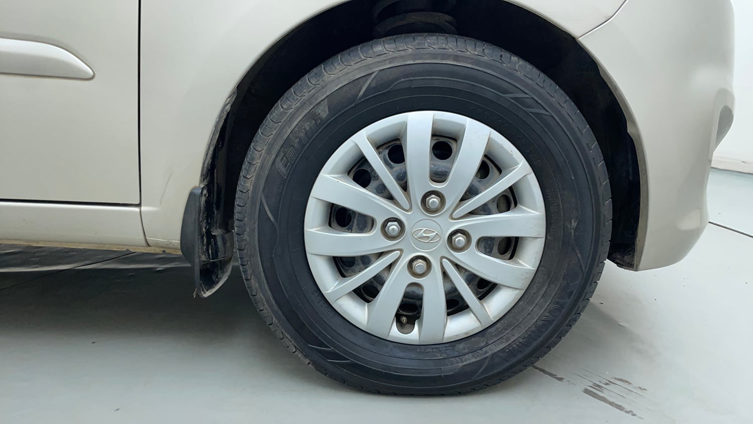 Used 2013 Hyundai i10 Sportz 1.2 Kappa2 Petrol Manual tyres RIGHT FRONT TYRE RIM VIEW