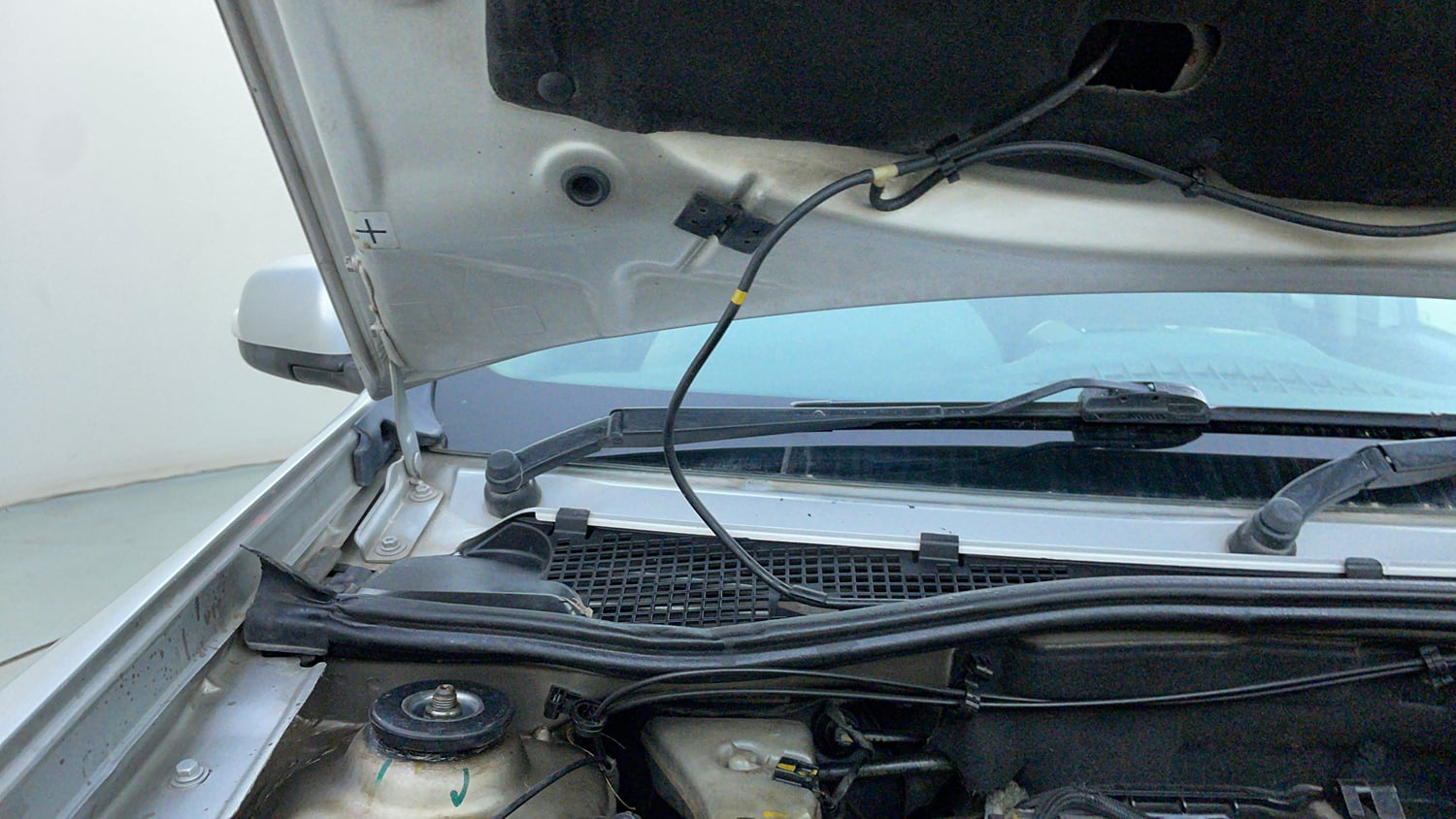 Used 2017 Renault Duster RXL Petrol Petrol Manual engine ENGINE RIGHT SIDE HINGE & APRON VIEW