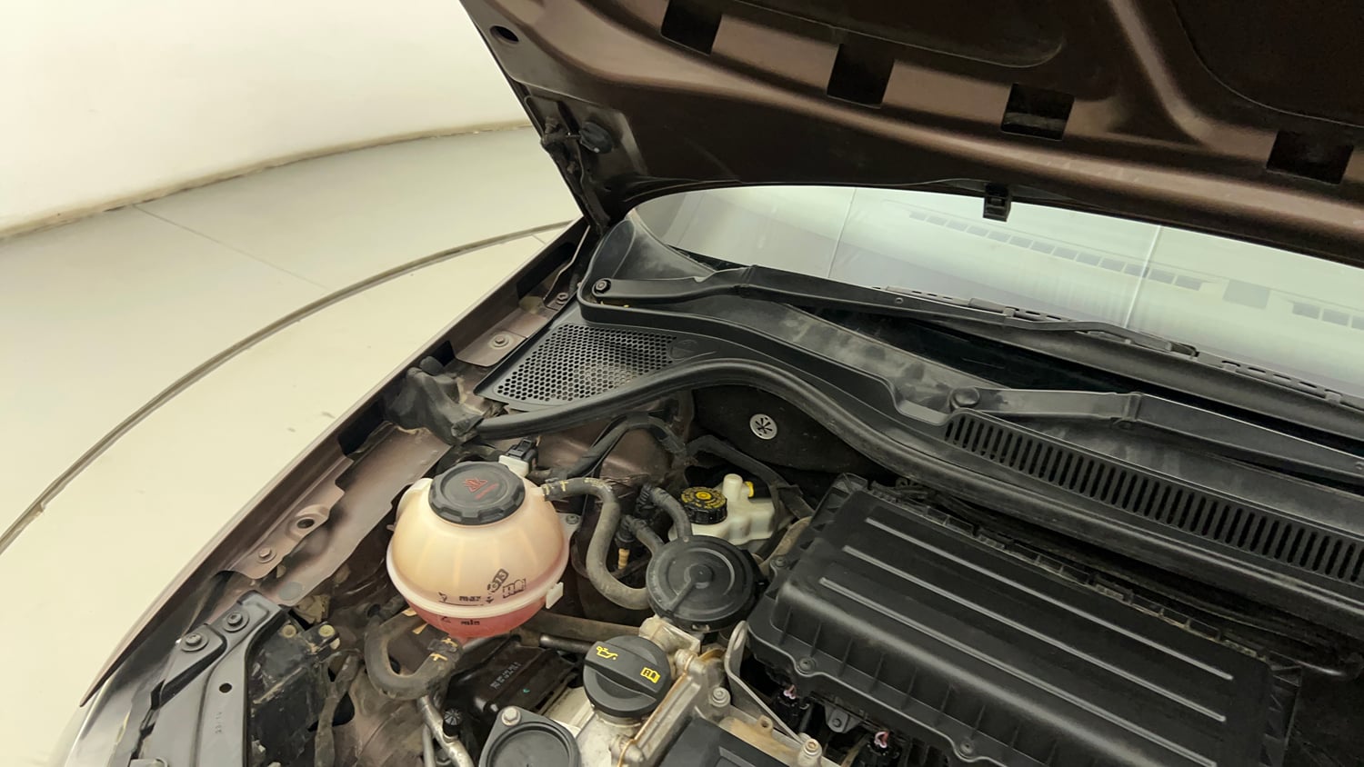 Used 2019 Volkswagen Vento Highline 1.6 (P) Petrol Manual engine ENGINE RIGHT SIDE HINGE & APRON VIEW