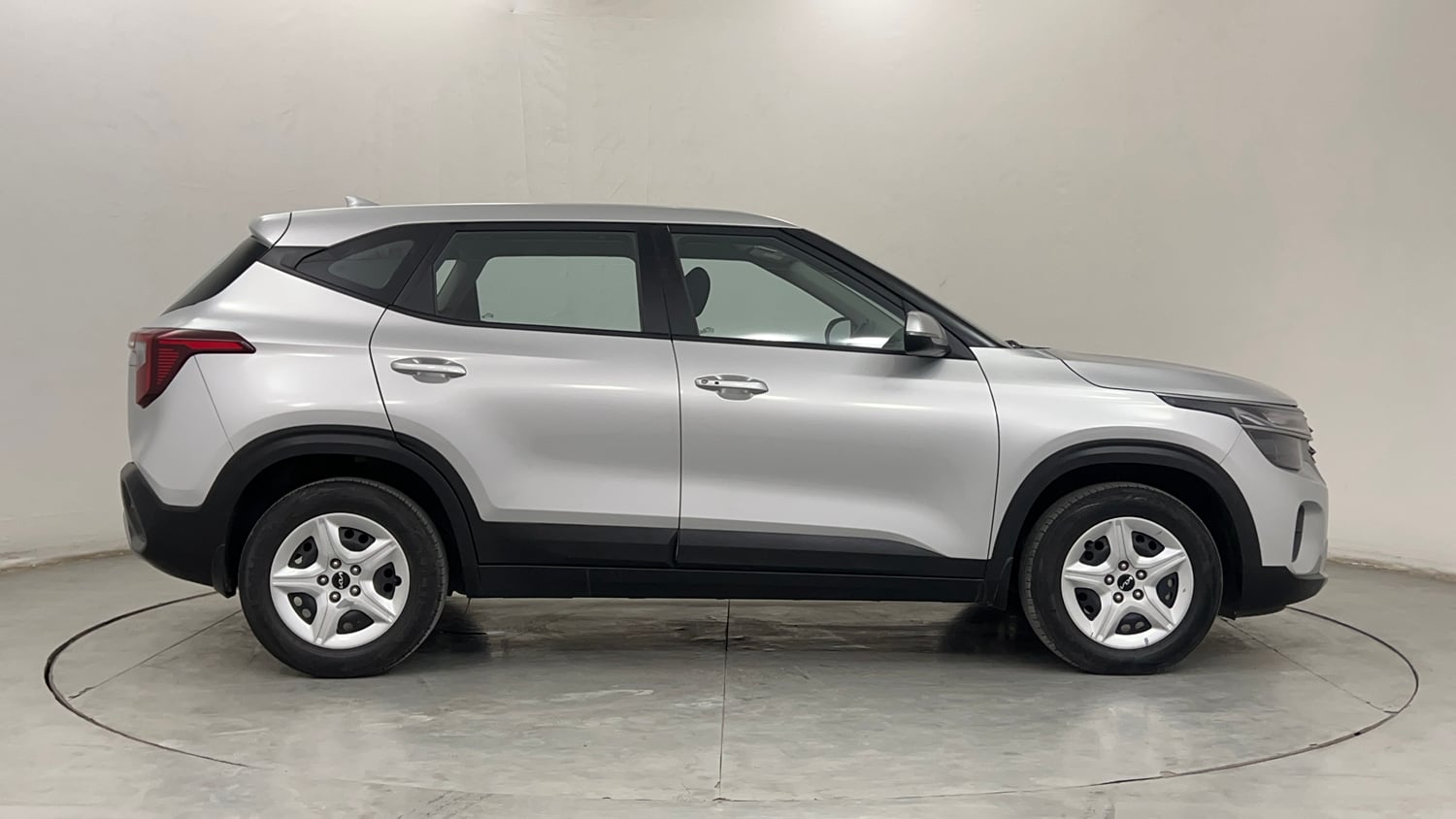 Used 2024 Kia Seltos HTK 1.5 Diesel MT Diesel Manual exterior RIGHT SIDE VIEW