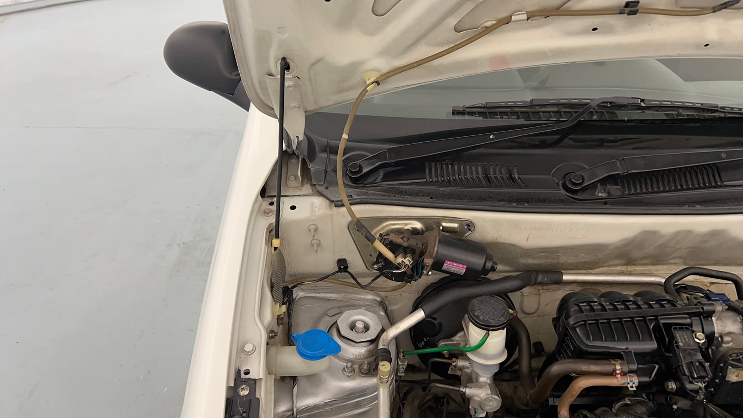 Used 2018 Maruti Suzuki Alto 800 LXi Petrol Manual engine ENGINE RIGHT SIDE HINGE & APRON VIEW