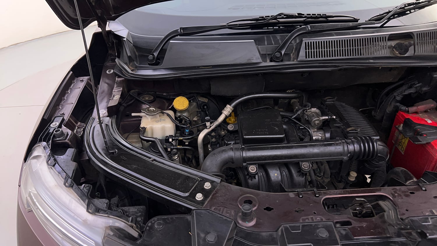Used 2021 Renault Kiger RXZ AMT Dual Tone Petrol Automatic engine ENGINE RIGHT SIDE HINGE & APRON VIEW