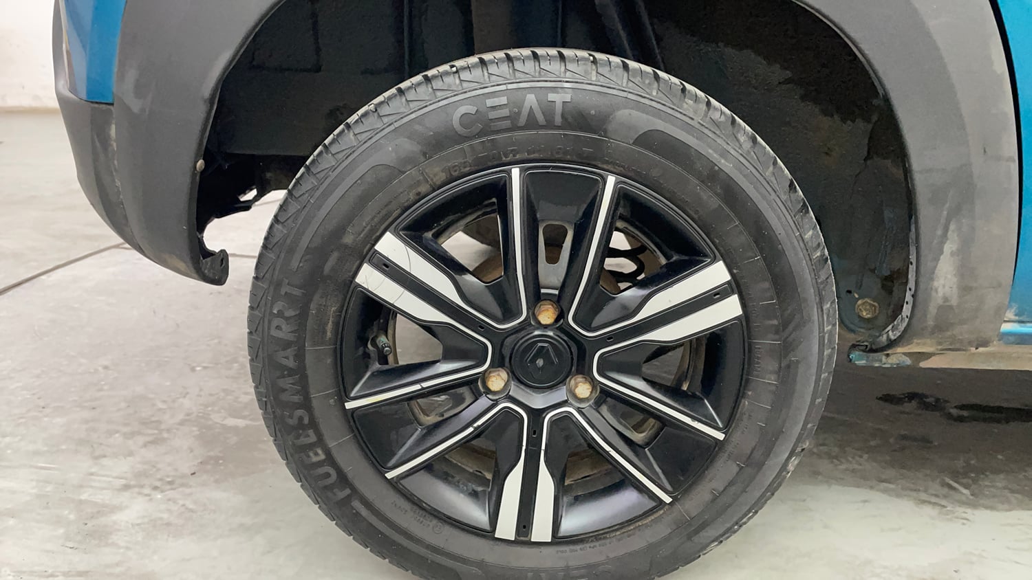 Used 2024 Renault Kwid CLIMBER 1.0 MT Petrol Manual tyres RIGHT REAR TYRE RIM VIEW
