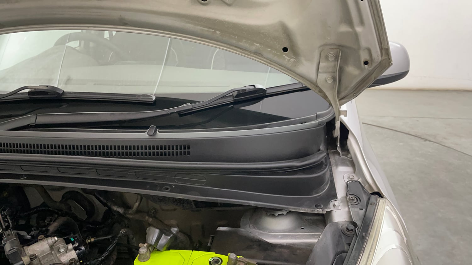 Used 2014 Hyundai i10 Sportz 1.1 iRDE2 Petrol Manual engine ENGINE LEFT SIDE HINGE & APRON VIEW