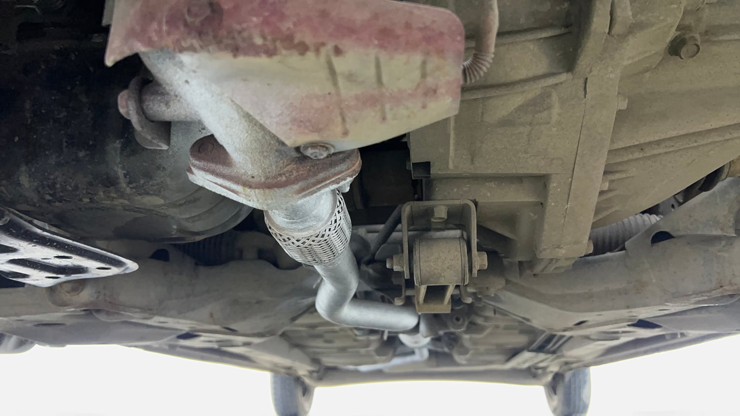Used 2015 Hyundai i10 Sportz 1.1 iRDE2 Petrol Manual extra FRONT LEFT UNDERBODY VIEW