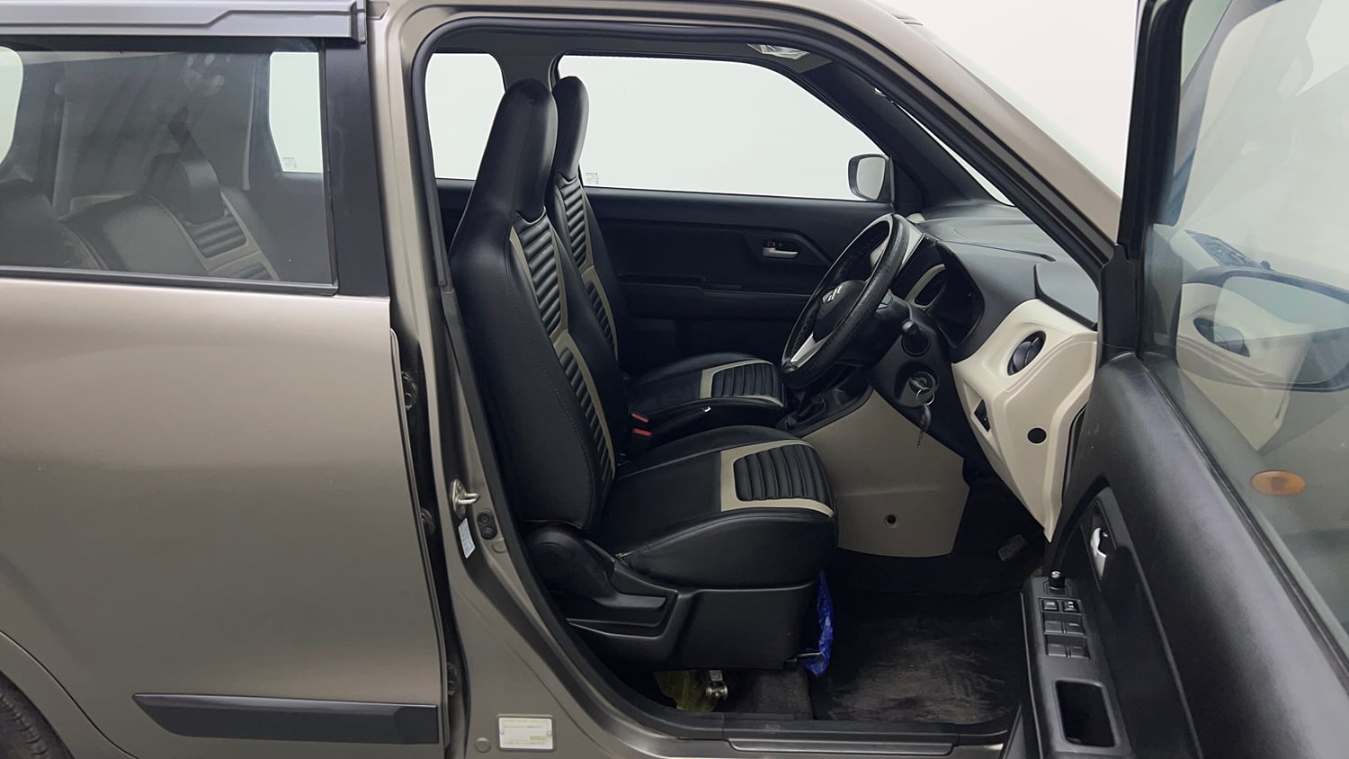 Used 2023 Maruti Suzuki Wagon R VXI 1.0 Petrol Manual interior RIGHT SIDE FRONT DOOR CABIN VIEW