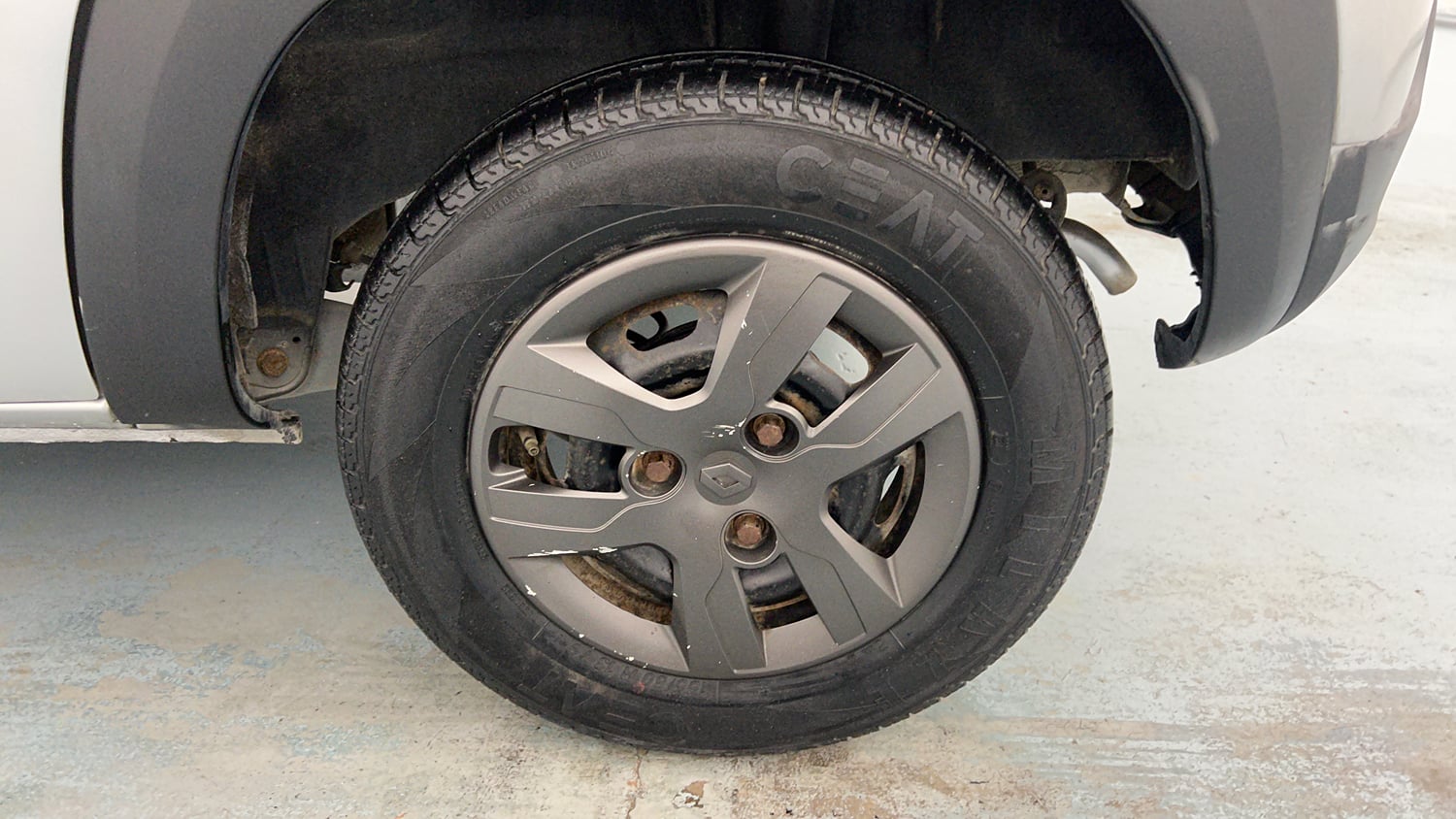 Used 2018 Renault Kwid 1.0 RXT Opt Petrol Manual tyres LEFT REAR TYRE RIM VIEW