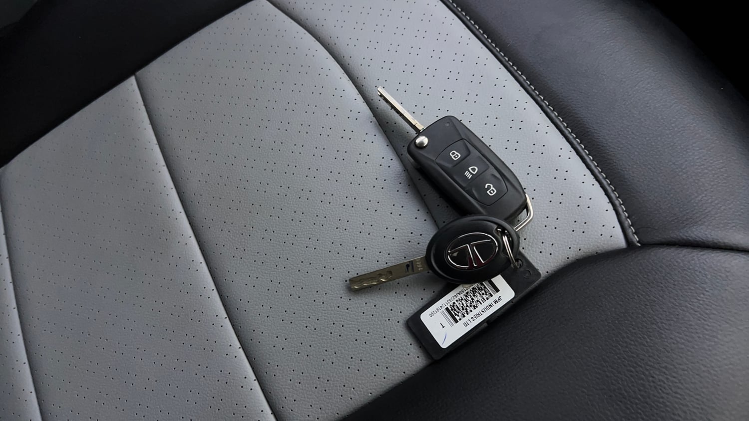 Used 2025 Tata Tiago XTA Petrol Automatic extra CAR KEY VIEW