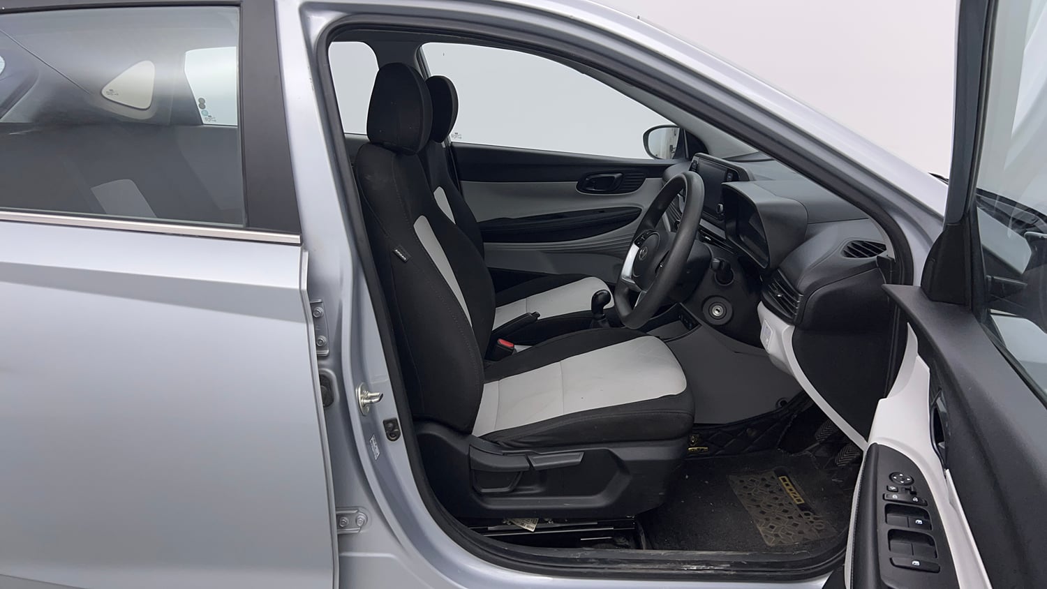 Used 2024 Hyundai i20 Sportz (O) 1.2 MT Petrol Manual interior RIGHT SIDE FRONT DOOR CABIN VIEW
