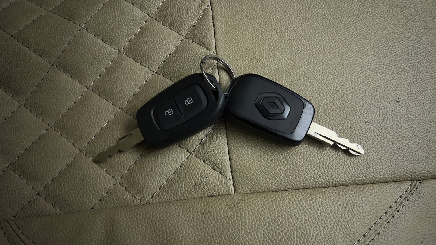 Used 2022 Renault Kwid RXT 1.0 Petrol Manual extra CAR KEY VIEW