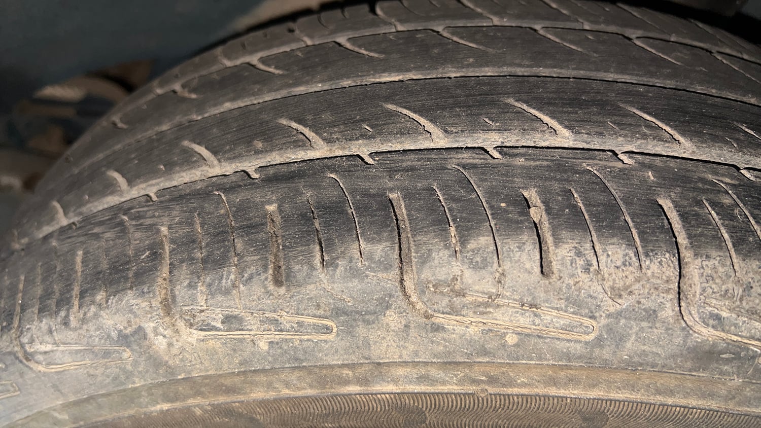 Used 2022 Renault Kwid RXT 1.0 Petrol Manual tyres LEFT REAR TYRE TREAD VIEW