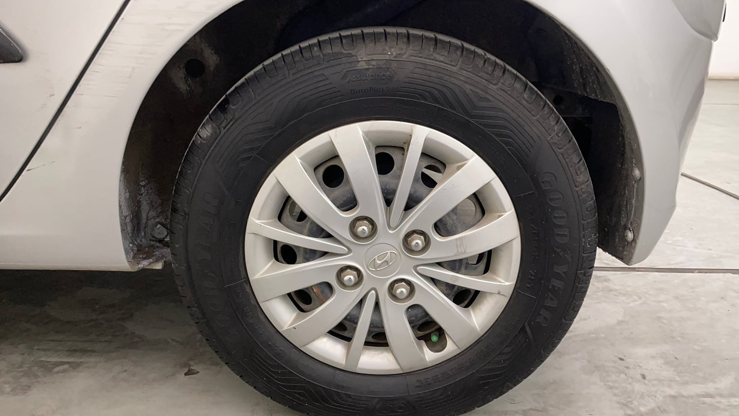 Used 2014 Hyundai i10 Sportz 1.1 iRDE2 Petrol Manual tyres LEFT REAR TYRE RIM VIEW