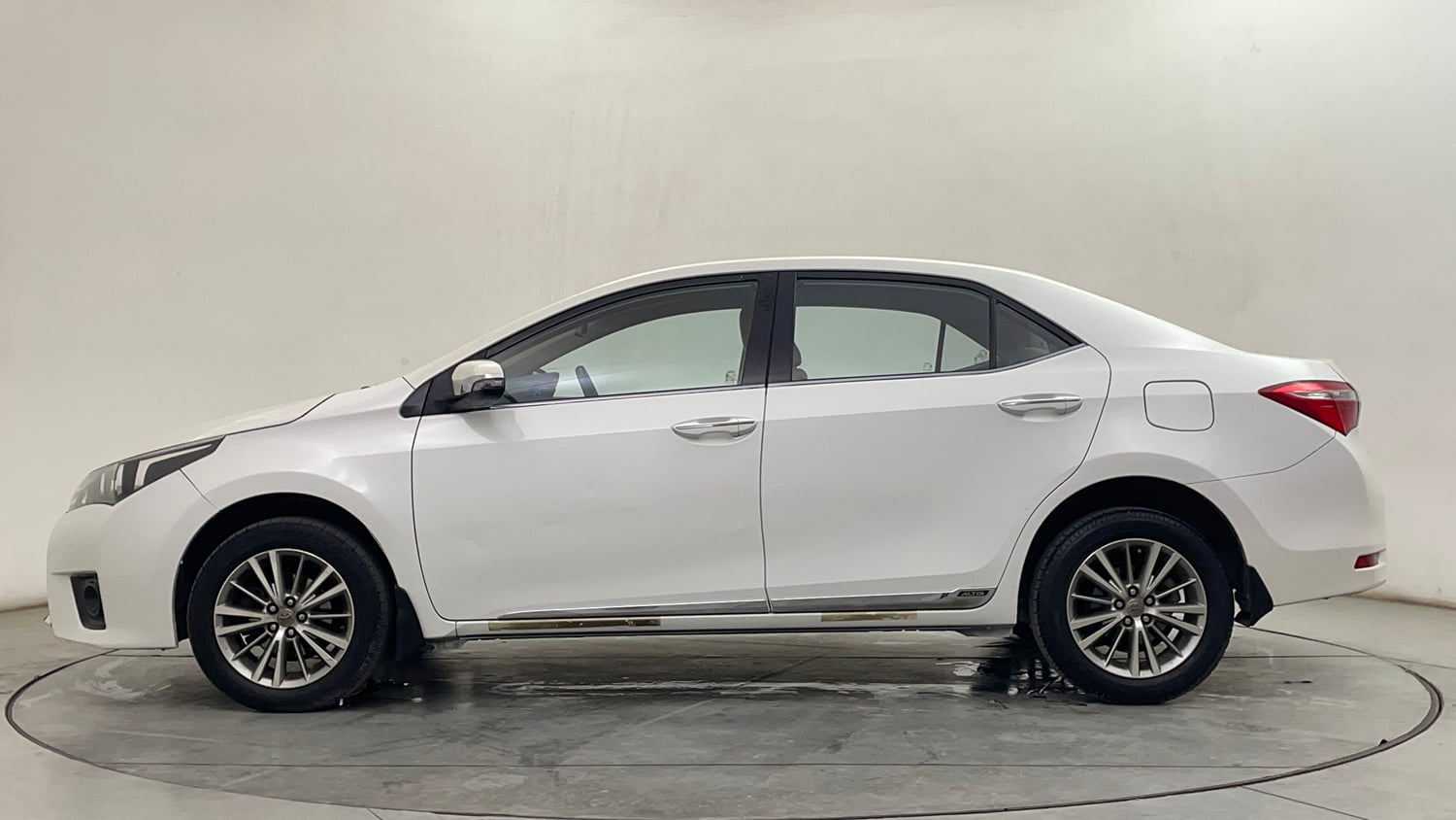 Used 2015 Toyota Corolla Altis VL AT Petrol Petrol Automatic exterior LEFT SIDE VIEW