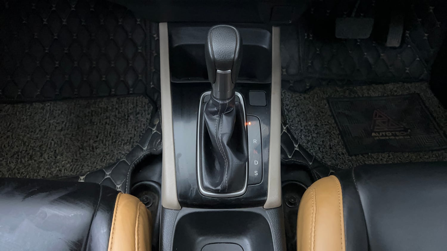 Used 2025 Honda Elevate V CVT Petrol Automatic interior GEAR  KNOB VIEW