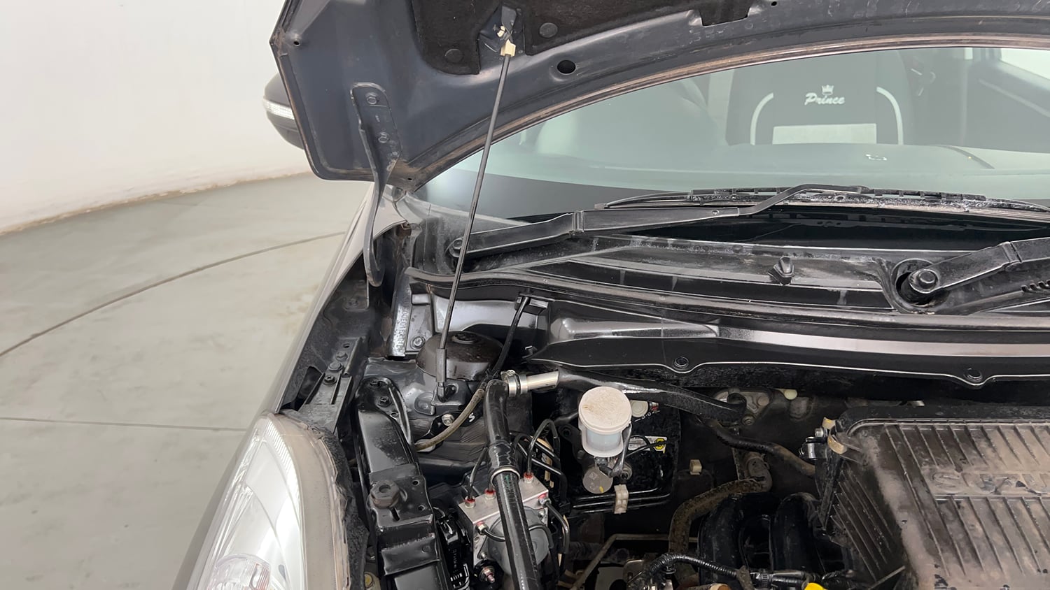 Used 2018 Maruti Suzuki Swift VXI (O) Petrol Manual engine ENGINE RIGHT SIDE HINGE & APRON VIEW