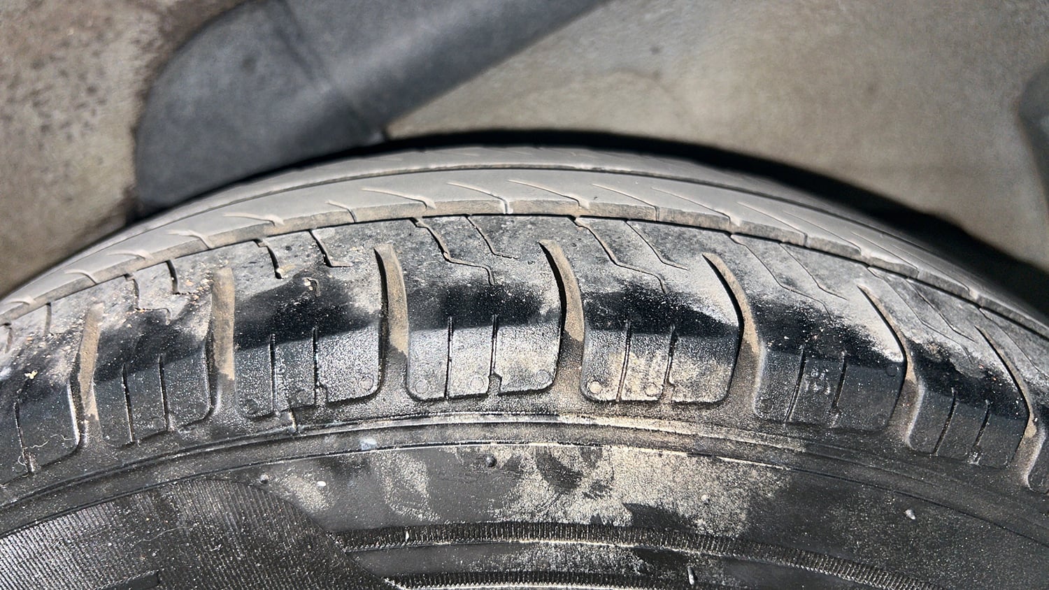 Used 2013 Hyundai i10 Sportz 1.2 Kappa2 Petrol Manual tyres LEFT REAR TYRE TREAD VIEW