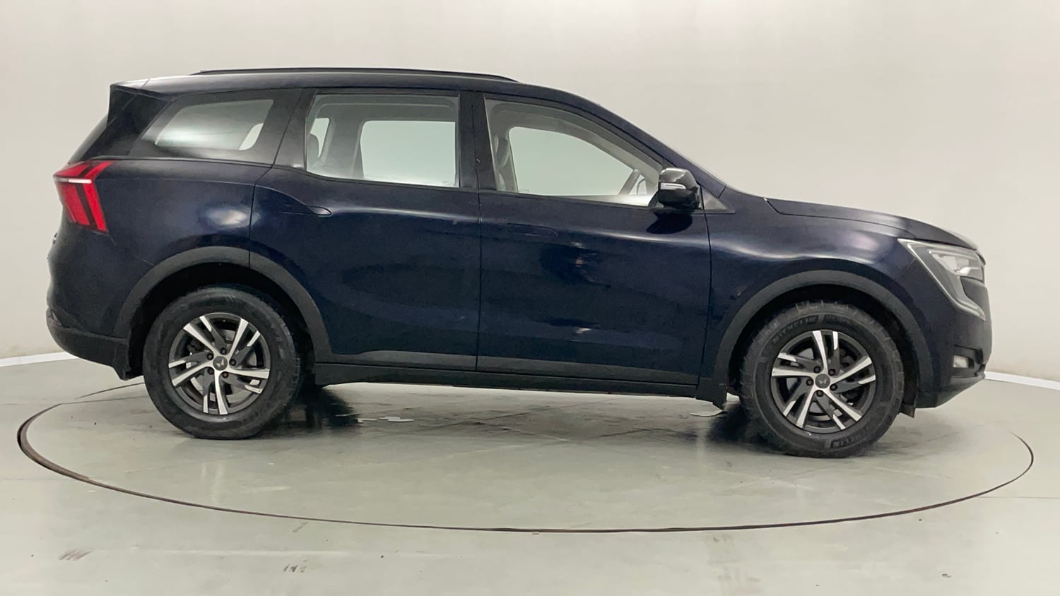 Used 2022 Mahindra XUV700 AX 5 Petrol AT 5 STR Petrol Automatic exterior RIGHT SIDE VIEW